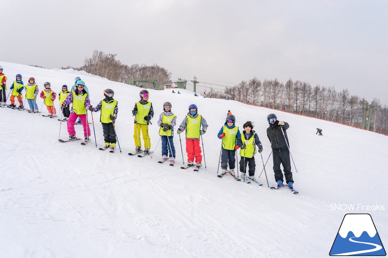 井山敬介さんと秋元日菜子さんのコンビは今年も健在！さらに、サプライズゲストも登場？！憧れのスキーヤーと一緒に雪と戯れ、『いちえ』の美味しいランチをいただく…。夢のようなイベント。めもるホールディングス presents プロスキーヤー・井山敬介さんと行く｜ダイナスティスキーリゾート